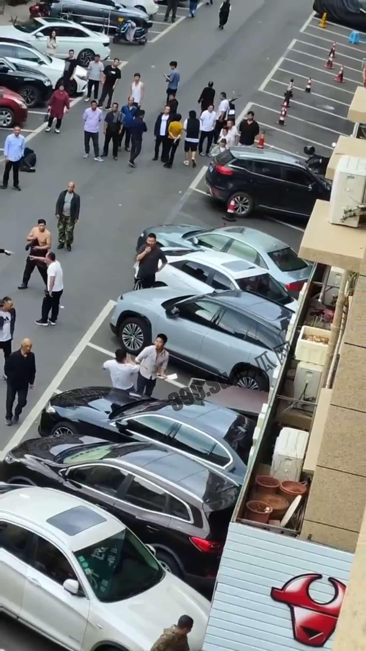 5月7日,浙江金华,男子拿菜刀沿街疯狂追砍一男一女,最后被女子扑倒在地制服,被砍者人没事,砍人男子已抓获-2