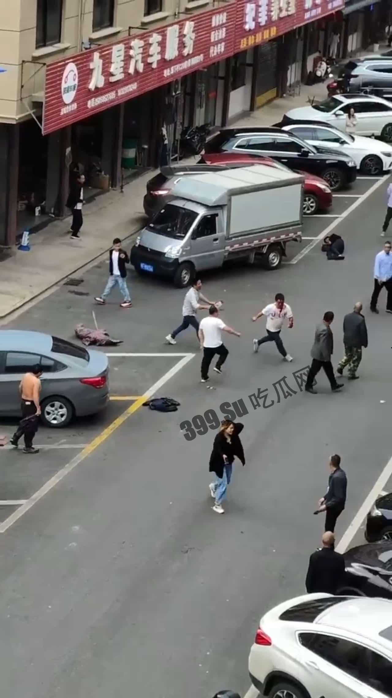 5月7日,浙江金华,男子拿菜刀沿街疯狂追砍一男一女,最后被女子扑倒在地制服,被砍者人没事,砍人男子已抓获-3