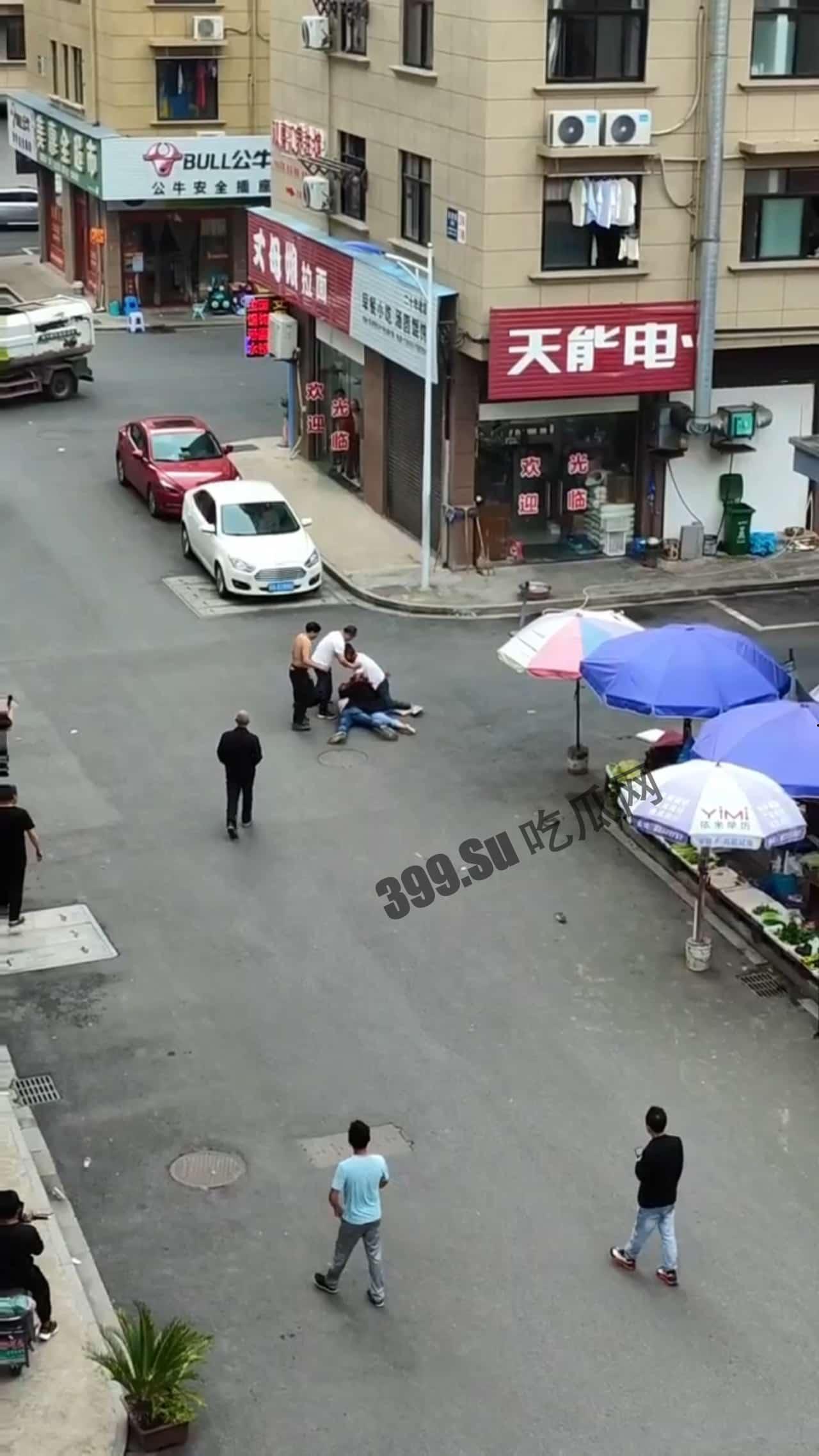 5月7日,浙江金华,男子拿菜刀沿街疯狂追砍一男一女,最后被女子扑倒在地制服,被砍者人没事,砍人男子已抓获-4