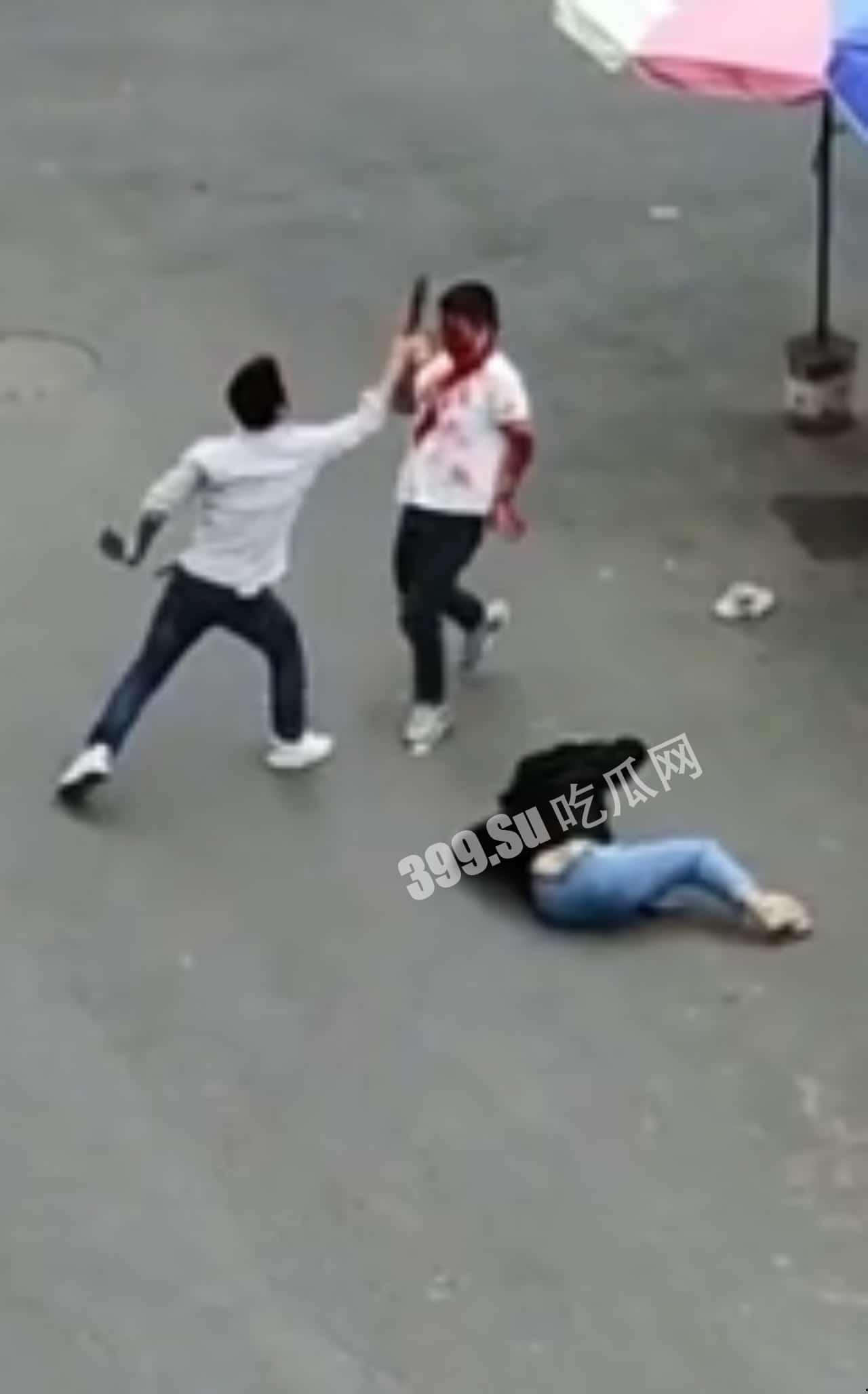 5月7日,浙江金华,男子拿菜刀沿街疯狂追砍一男一女,最后被女子扑倒在地制服,被砍者人没事,砍人男子已抓获-5