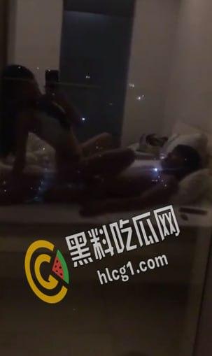 航空极品空姐和肌肉男友激情做爱自拍 男友太猛了 一身肌肉 操的空姐浪叫不止 双双高潮!-4