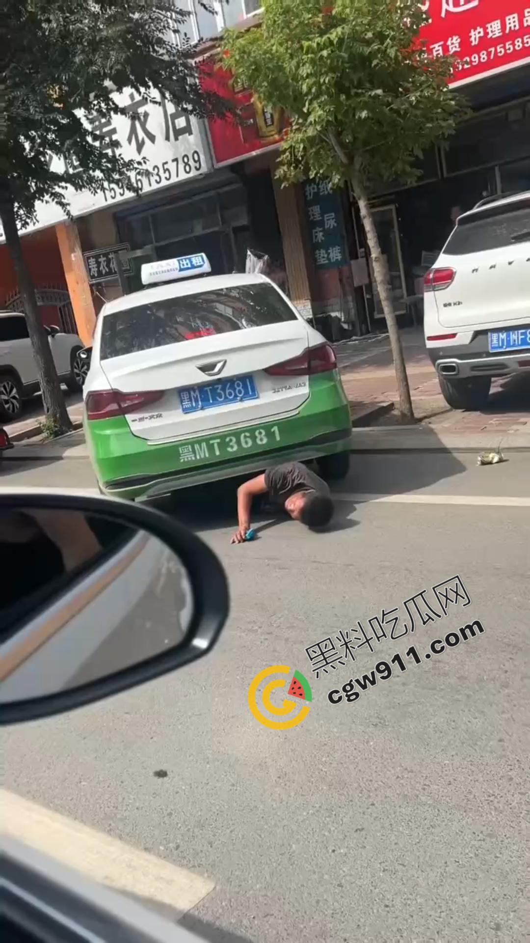 绥化庆安车祸惊魂:的士车惊险碾压男子,众人齐心搬车救人,男子一开口竟让众人哭笑不得-2