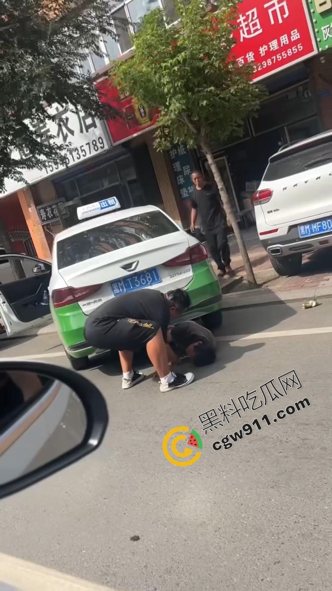 绥化庆安车祸惊魂:的士车惊险碾压男子,众人齐心搬车救人,男子一开口竟让众人哭笑不得-3