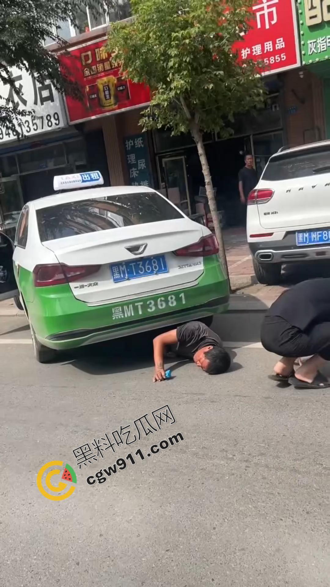 绥化庆安车祸惊魂:的士车惊险碾压男子,众人齐心搬车救人,男子一开口竟让众人哭笑不得-4