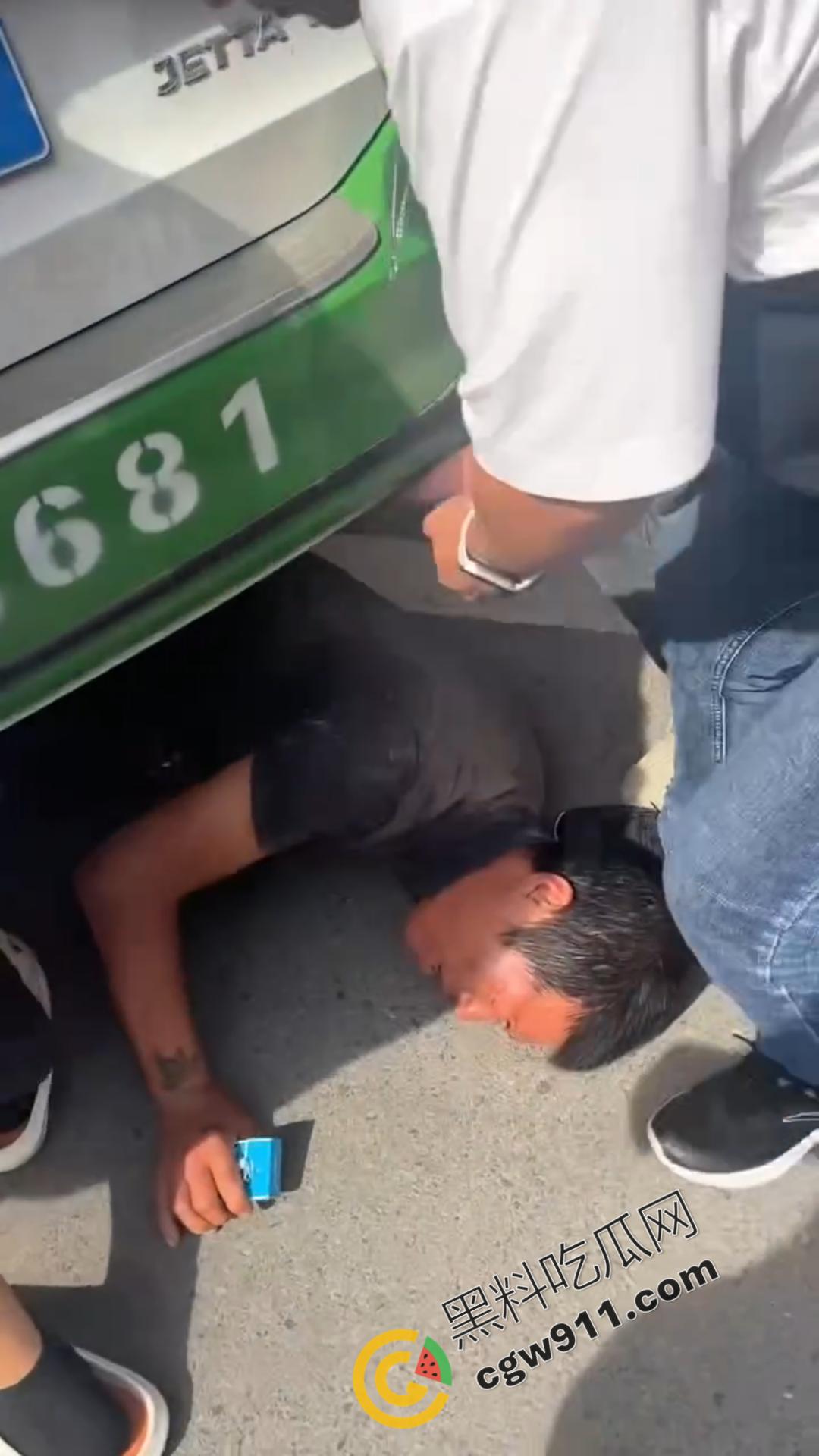 绥化庆安车祸惊魂:的士车惊险碾压男子,众人齐心搬车救人,男子一开口竟让众人哭笑不得-6