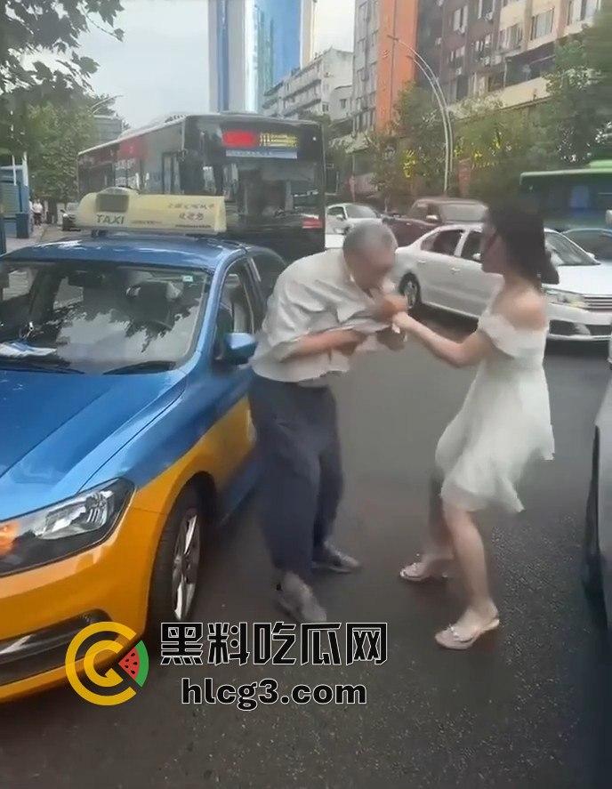 醉酒女在四川泸州的疯狂暴走:出租车司机和警察双重袭击,最终被送派出所的完整经过!-4