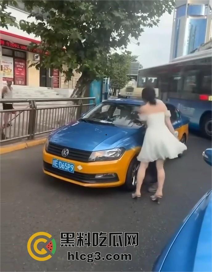 醉酒女在四川泸州的疯狂暴走:出租车司机和警察双重袭击,最终被送派出所的完整经过!-7