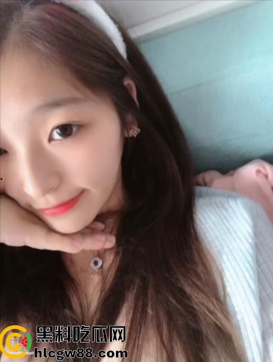 中经贸学院巨乳校花【李雅】挺翘巨乳勾魂荡魄,嫩穴道具插得淫水四溅,跟男友啪啪干得昏天黑地!-11