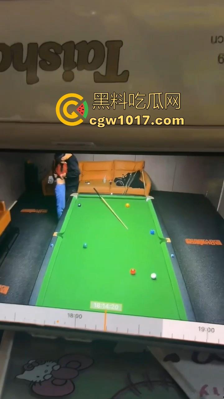 不是哥们你打台球就打台球嘛,好端端的怎么就骑上了,极品台球媛就这样给你拿下了?我很急这台球厅叫什么-5