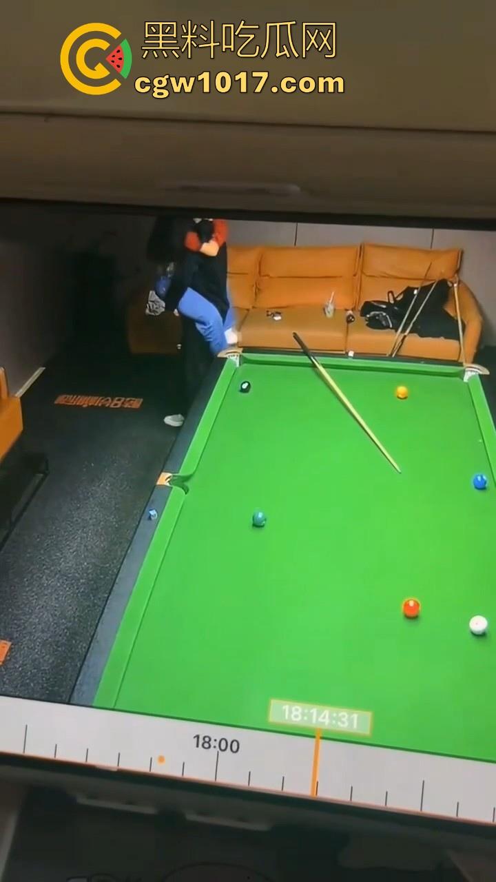 不是哥们你打台球就打台球嘛,好端端的怎么就骑上了,极品台球媛就这样给你拿下了?我很急这台球厅叫什么-6
