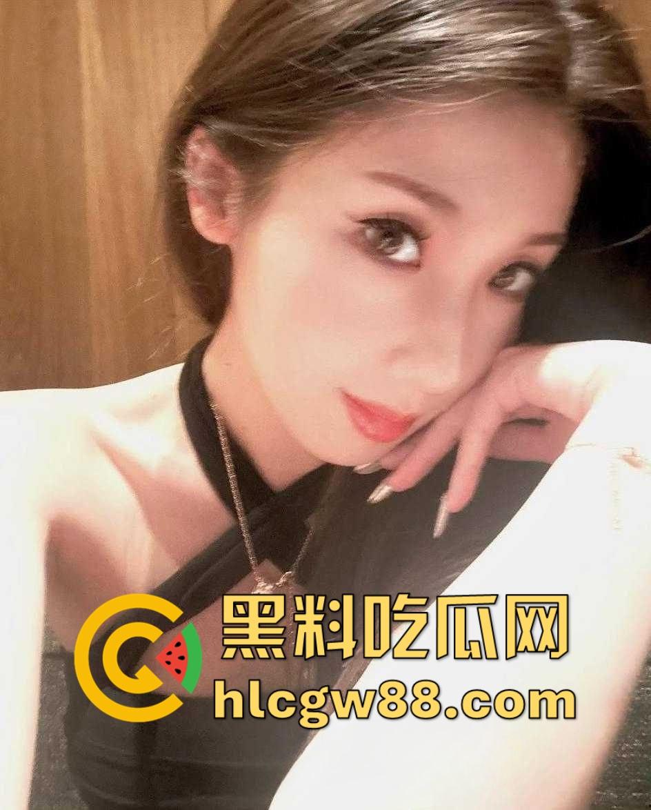 抖音直播间一个小淫娃 大哥说啥就做啥 抖音小网红直播擦边 对着墙壁舌舔舐模拟口交!-1