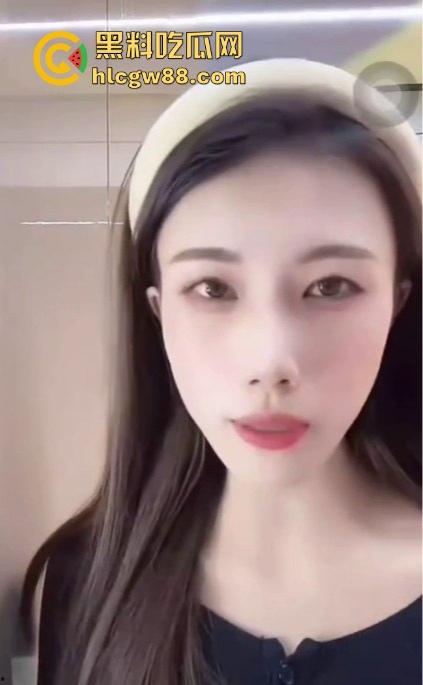 抖音直播间一个小淫娃 大哥说啥就做啥 抖音小网红直播擦边 对着墙壁舌舔舐模拟口交!-3