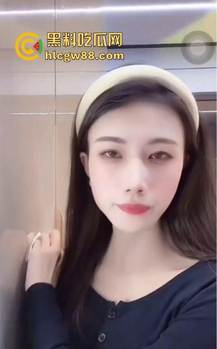 抖音直播间一个小淫娃 大哥说啥就做啥 抖音小网红直播擦边 对着墙壁舌舔舐模拟口交!-4