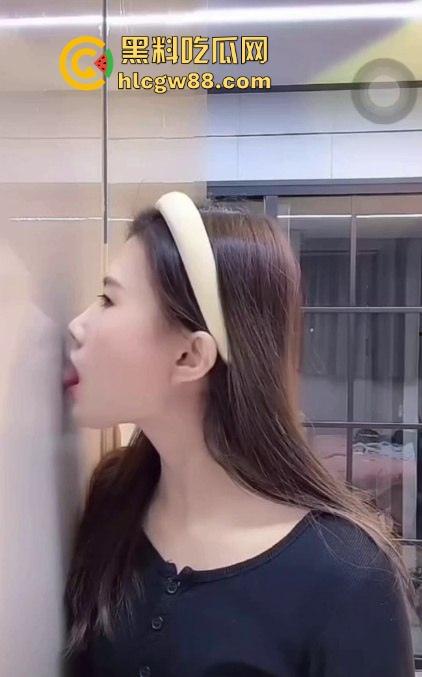 抖音直播间一个小淫娃 大哥说啥就做啥 抖音小网红直播擦边 对着墙壁舌舔舐模拟口交!-5