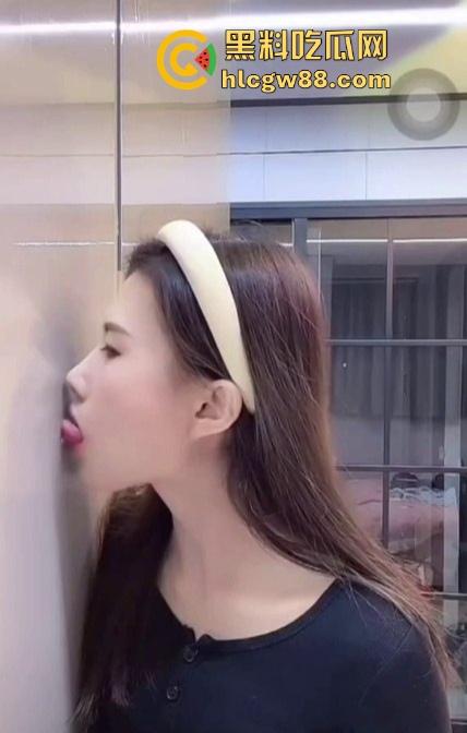 抖音直播间一个小淫娃 大哥说啥就做啥 抖音小网红直播擦边 对着墙壁舌舔舐模拟口交!-7