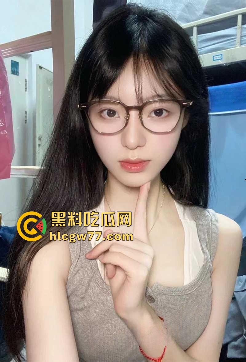 杭州小姐姐吃个宵夜 偶然拍到情侣在候餐位上扣逼 男子不带遮掩使出加藤鹰之手 两位这么饥渴的吗!-1