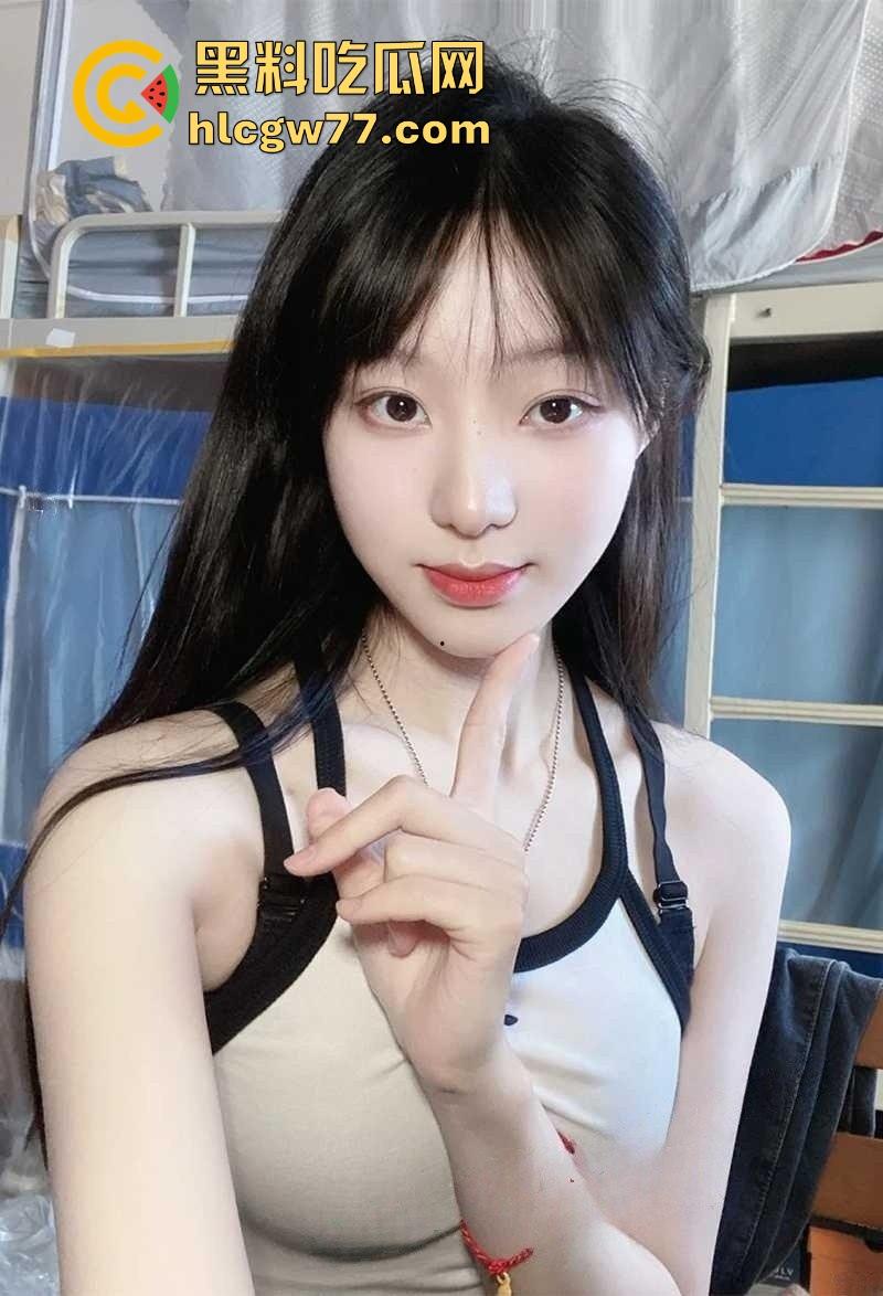 杭州小姐姐吃个宵夜 偶然拍到情侣在候餐位上扣逼 男子不带遮掩使出加藤鹰之手 两位这么饥渴的吗!-2