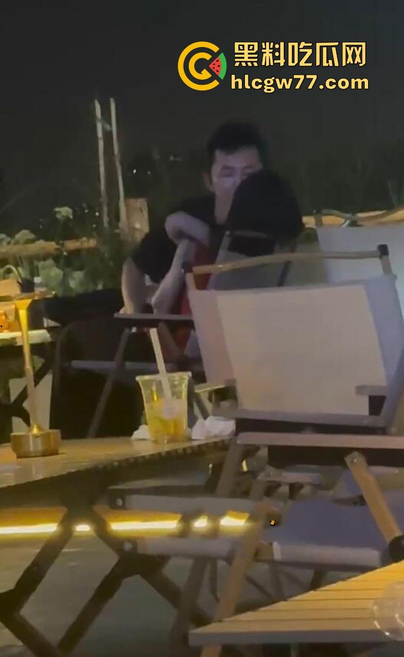 杭州小姐姐吃个宵夜 偶然拍到情侣在候餐位上扣逼 男子不带遮掩使出加藤鹰之手 两位这么饥渴的吗!-3