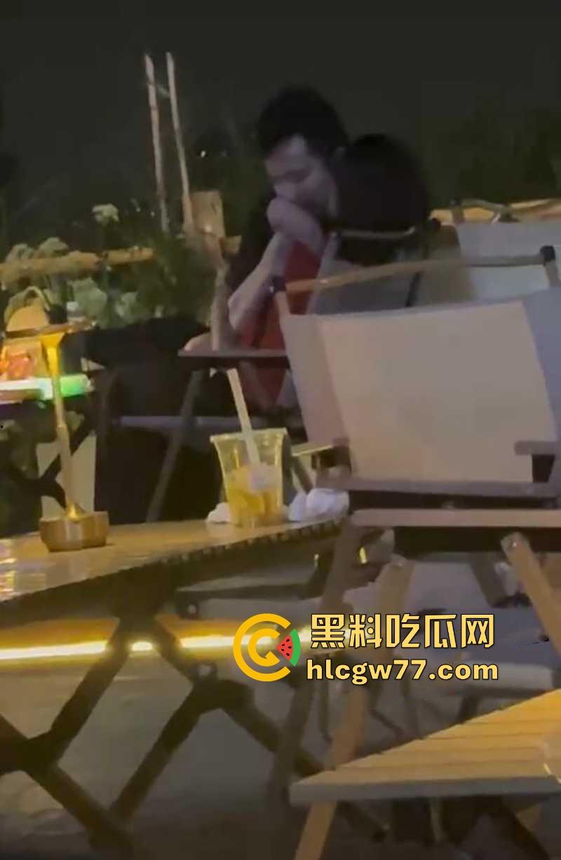 杭州小姐姐吃个宵夜 偶然拍到情侣在候餐位上扣逼 男子不带遮掩使出加藤鹰之手 两位这么饥渴的吗!-4