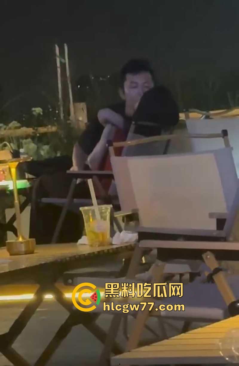 杭州小姐姐吃个宵夜 偶然拍到情侣在候餐位上扣逼 男子不带遮掩使出加藤鹰之手 两位这么饥渴的吗!-5