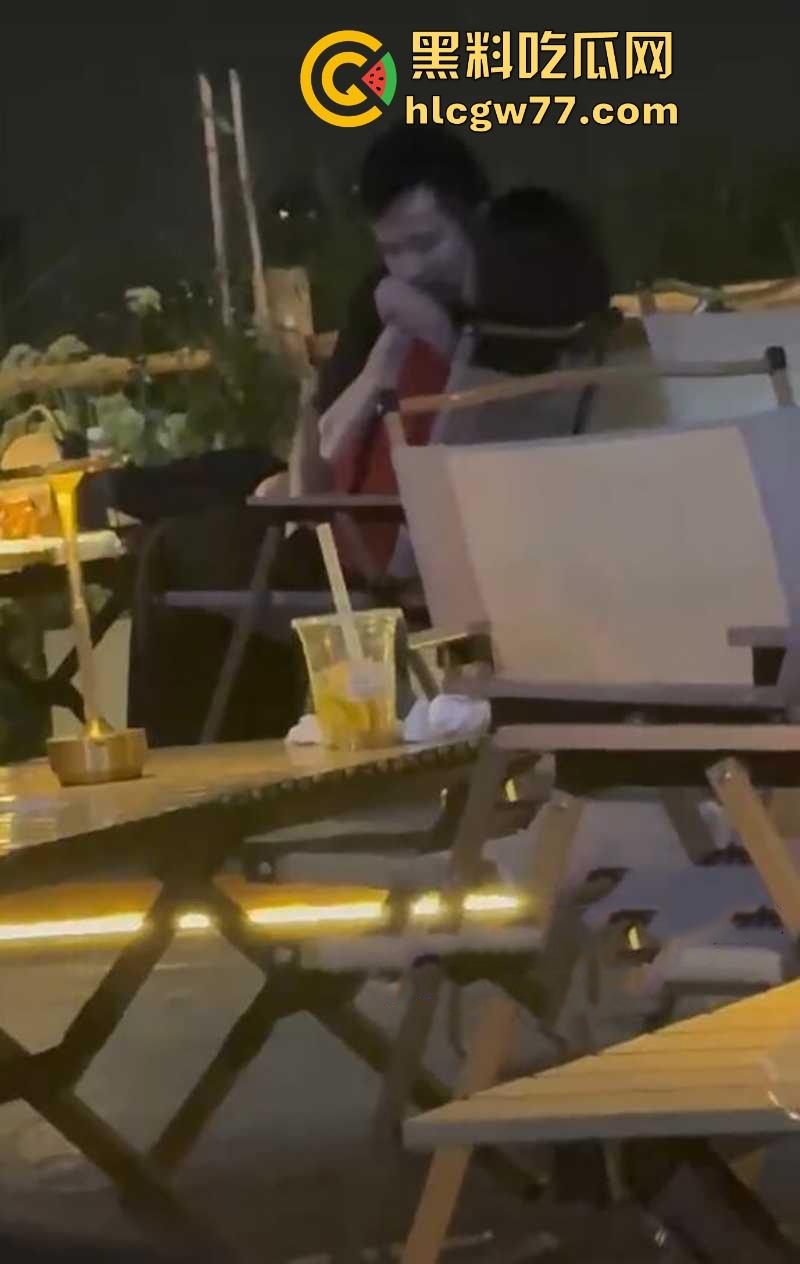 杭州小姐姐吃个宵夜 偶然拍到情侣在候餐位上扣逼 男子不带遮掩使出加藤鹰之手 两位这么饥渴的吗!-6