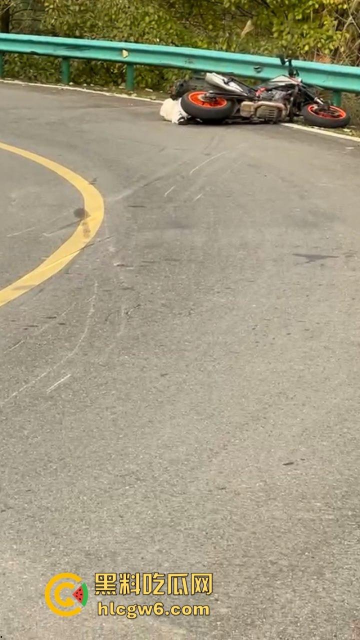 美图秀秀弱爆了 这才是真实磨皮!胖妹装逼压弯失控撞车 黑丝当场爆裂惨遭磨皮 大腿血肉模糊 真是悲惨又丢人!-2