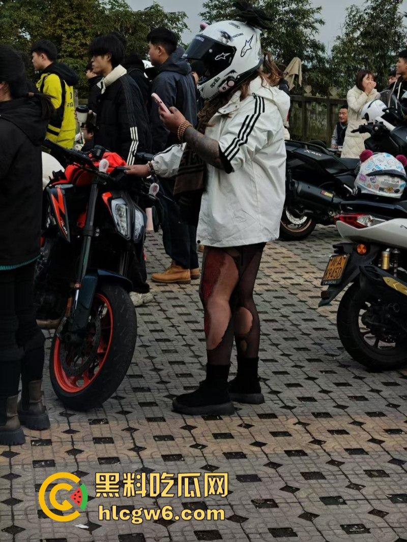 美图秀秀弱爆了 这才是真实磨皮!胖妹装逼压弯失控撞车 黑丝当场爆裂惨遭磨皮 大腿血肉模糊 真是悲惨又丢人!-3