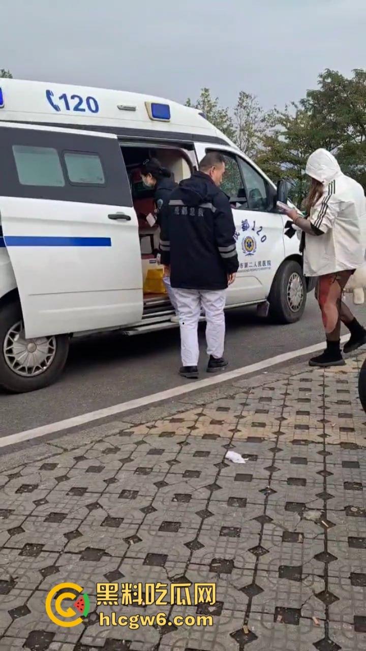 美图秀秀弱爆了 这才是真实磨皮!胖妹装逼压弯失控撞车 黑丝当场爆裂惨遭磨皮 大腿血肉模糊 真是悲惨又丢人!-5