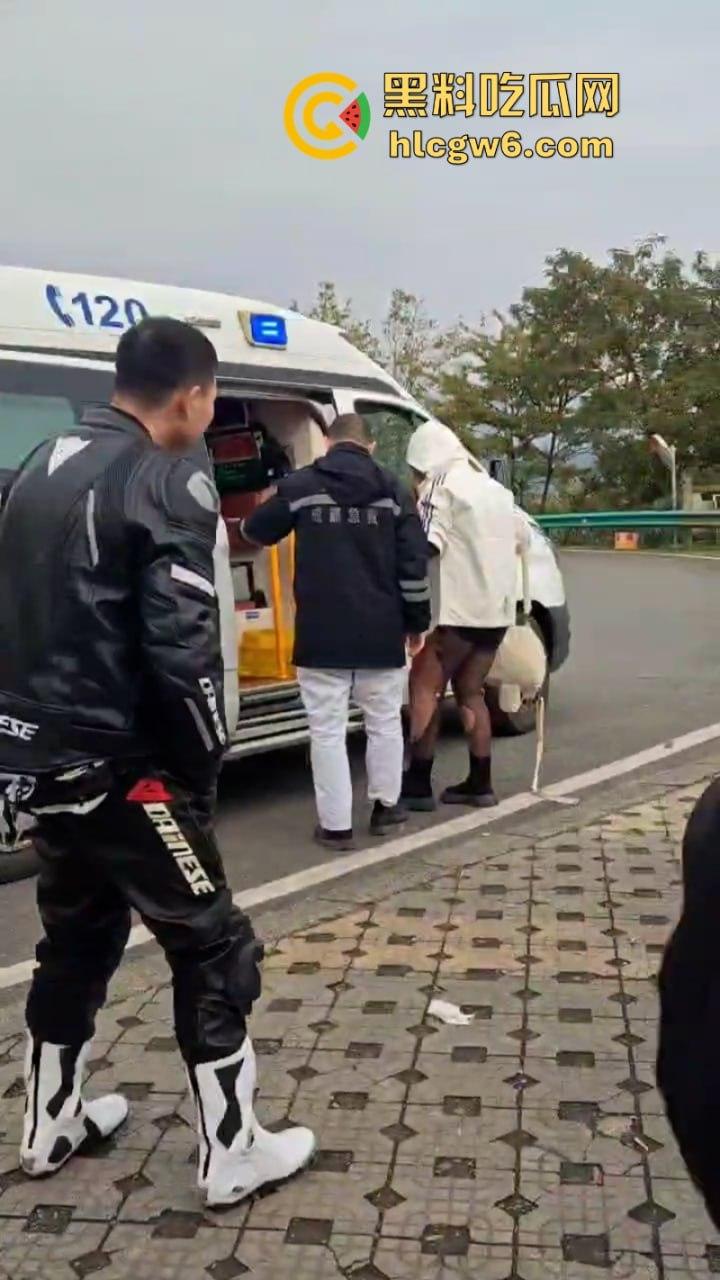 美图秀秀弱爆了 这才是真实磨皮!胖妹装逼压弯失控撞车 黑丝当场爆裂惨遭磨皮 大腿血肉模糊 真是悲惨又丢人!-7