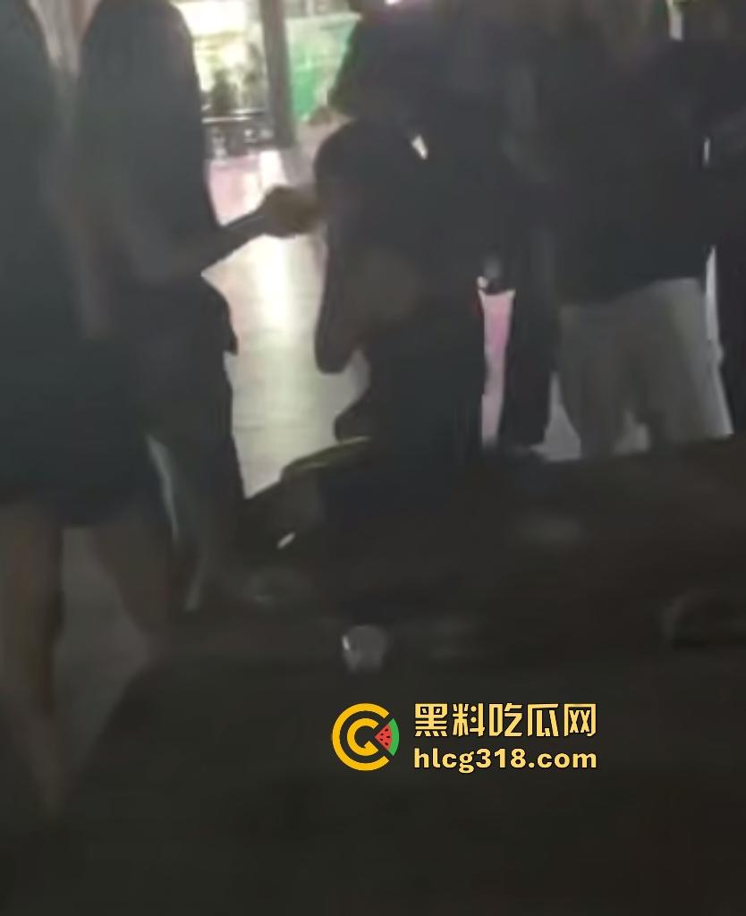 河南通许女同学勾引精神小妹男友被打,大街上狂扯衣服扒光光,围观男群无人劝阻!-1