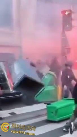 巴黎街头全武行,新总理上任遭数千名抗议者涌上街头,与警察发生冲突,警察满城催泪弹制止暴乱!-2