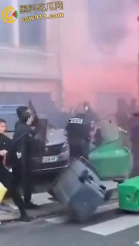 巴黎街头全武行,新总理上任遭数千名抗议者涌上街头,与警察发生冲突,警察满城催泪弹制止暴乱!-3