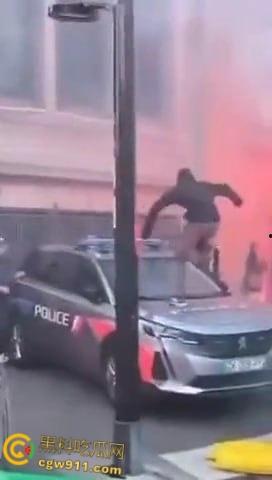 巴黎街头全武行,新总理上任遭数千名抗议者涌上街头,与警察发生冲突,警察满城催泪弹制止暴乱!-4