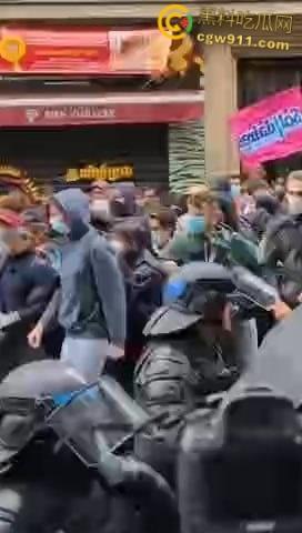 巴黎街头全武行,新总理上任遭数千名抗议者涌上街头,与警察发生冲突,警察满城催泪弹制止暴乱!-5