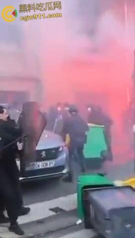 巴黎街头全武行,新总理上任遭数千名抗议者涌上街头,与警察发生冲突,警察满城催泪弹制止暴乱!-7