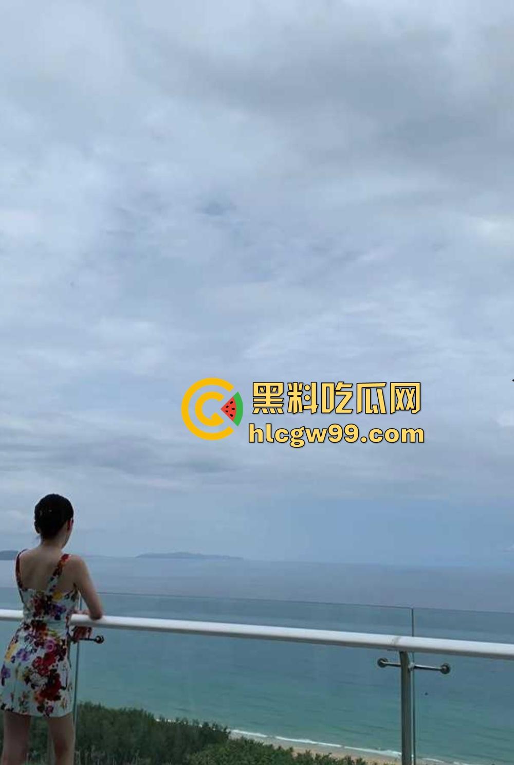 公司高冷御姐勾引同事酒店大战，情趣套装跪舔鸡吧骚到炸裂，反差成精，可惜碰上个软屌男同事玩不明白！-7