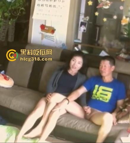 骚儿媳妇与公公不论恋情曝光，趁着儿子去上班在客厅就搞了起来，地板肏到沙发，老当力壮！-4