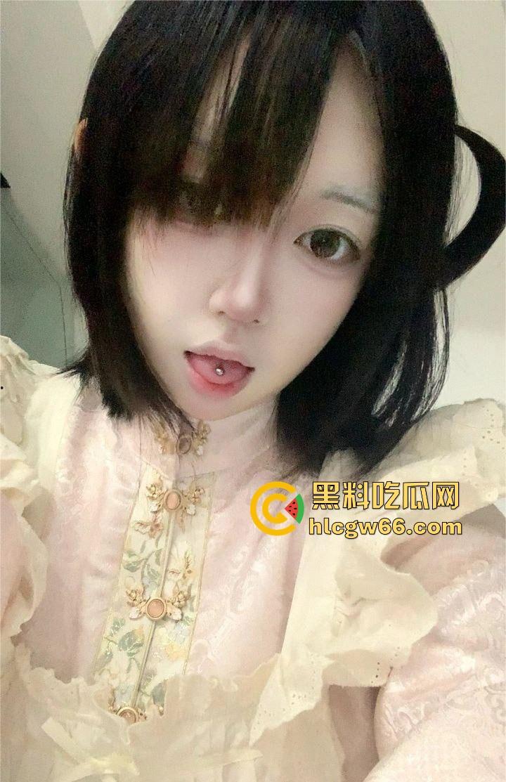 江苏无锡校园公交车【俞静雯】酷爱COS的骚母狗 天天被不同男人轮番内射 逼松得跟高速公路一样!-1