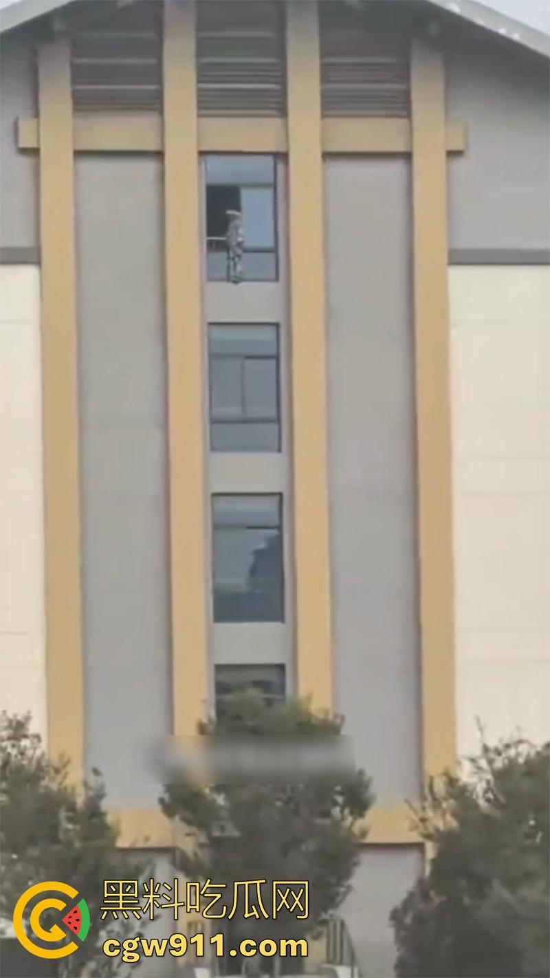 教官军训导致学生跳楼 ,据说是和教官顶了几句,学生承受不住,一气之下跳楼了,承受力的确是小啊!-2