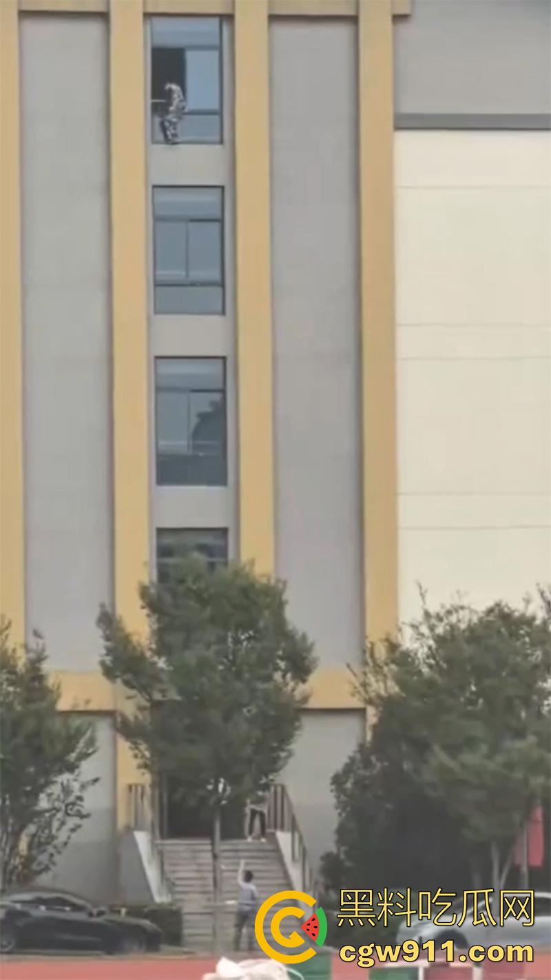 教官军训导致学生跳楼 ,据说是和教官顶了几句,学生承受不住,一气之下跳楼了,承受力的确是小啊!-3