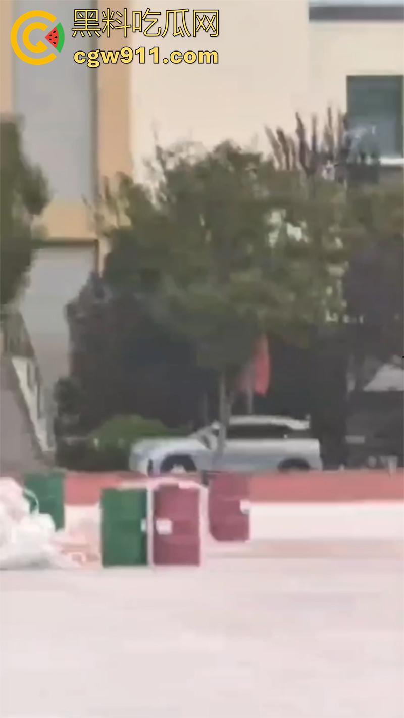 教官军训导致学生跳楼 ,据说是和教官顶了几句,学生承受不住,一气之下跳楼了,承受力的确是小啊!-4