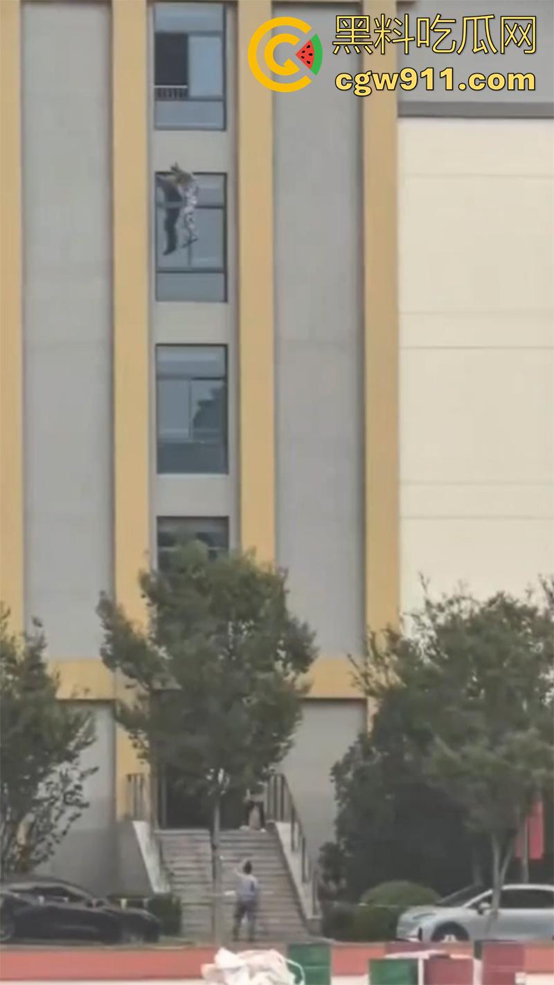 教官军训导致学生跳楼 ,据说是和教官顶了几句,学生承受不住,一气之下跳楼了,承受力的确是小啊!-5