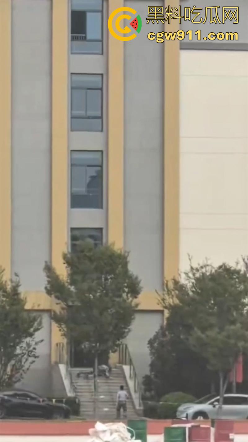 教官军训导致学生跳楼 ,据说是和教官顶了几句,学生承受不住,一气之下跳楼了,承受力的确是小啊!-7