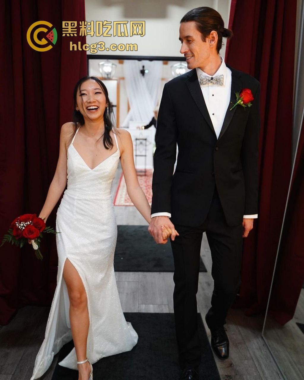 【极致诱惑】极品白嫩酮体任男主调教,无套内射场面火辣,引爆全网!-1