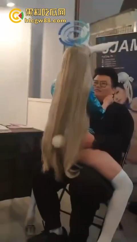 春天来了，动物们到了交配的季节了，情侣们性欲来了完全不顾旁人现场就是干！-3