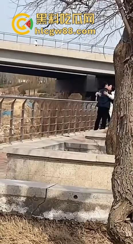 春天来了，动物们到了交配的季节了，情侣们性欲来了完全不顾旁人现场就是干！-6