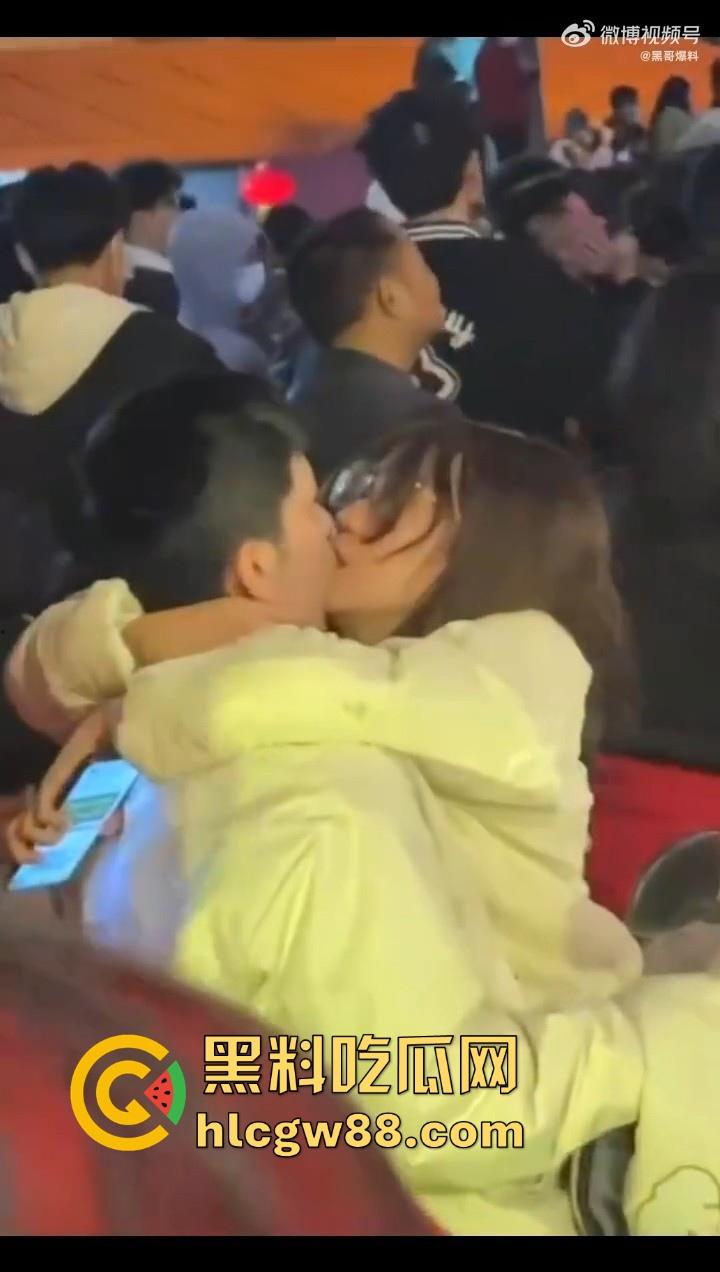 春天来了，动物们到了交配的季节了，情侣们性欲来了完全不顾旁人现场就是干！-8