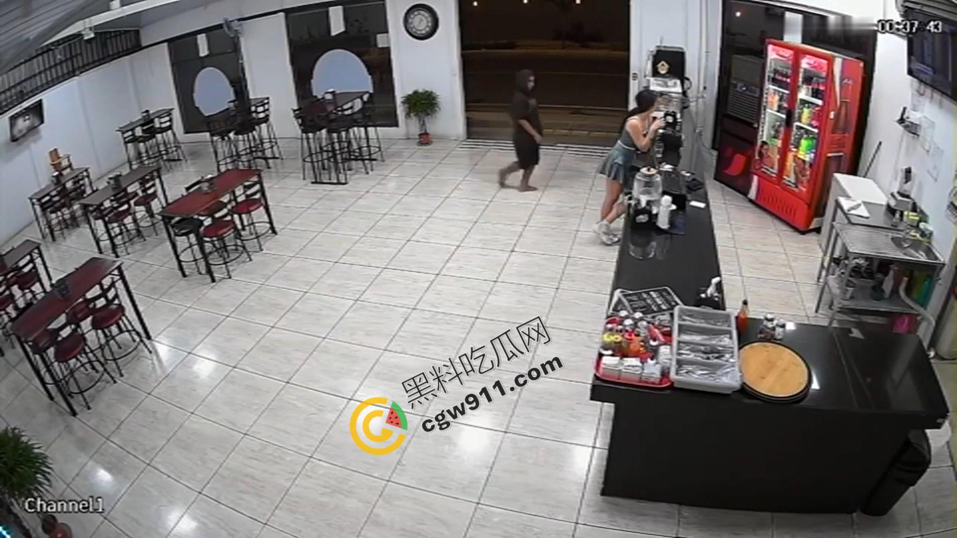 国外大瓜!女子英勇对决劫匪,一脚剪刀绝技霎时将歹徒制服,现场老板惊叹她的勇敢无双,瞬间成为了店内英雄!-2