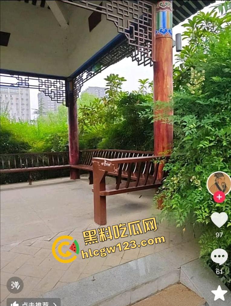 栓Q了兄弟,40秒吃屌传全校,陕西理工情侣校内凉亭乱搞疯传,妹子趴着狂吞直到男的射出来!-6