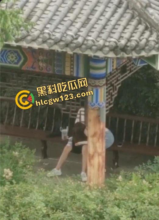 栓Q了兄弟,40秒吃屌传全校,陕西理工情侣校内凉亭乱搞疯传,妹子趴着狂吞直到男的射出来!-7